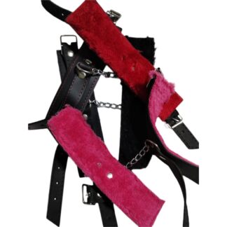 Esposas de cuero negro con peluche rojo 
